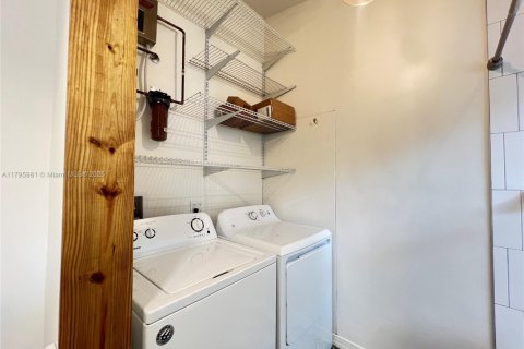 Villa ou maison à louer à Miami, Floride: 2 chambres, 140 m2 № 1668015 - photo 29