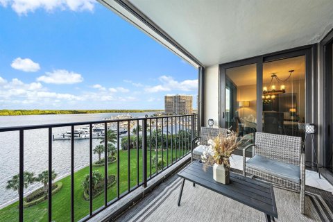 Condo in North Palm Beach, Florida, 2 bedrooms  № 2153675 - photo 9