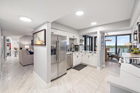 Condo in North Palm Beach, Florida, 2 bedrooms  № 2153675 - photo 17