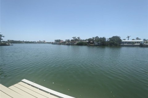 House in Saint Petersburg, Florida 2 bedrooms, 114.46 sq.m. № 1760368 - photo 8