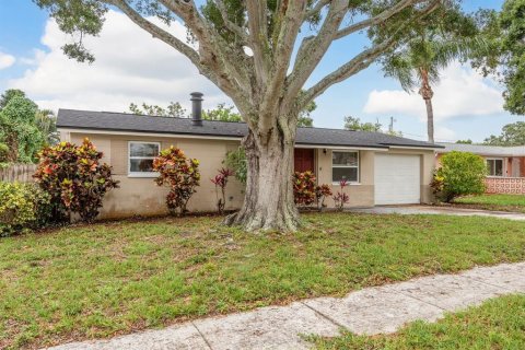 House in Largo, Florida 3 bedrooms, 116.87 sq.m. № 1771990 - photo 2