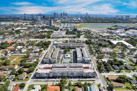 Condominio en venta en Hallandale Beach, Florida, 1 dormitorio, 71.53 m2 № 1707807 - foto 25