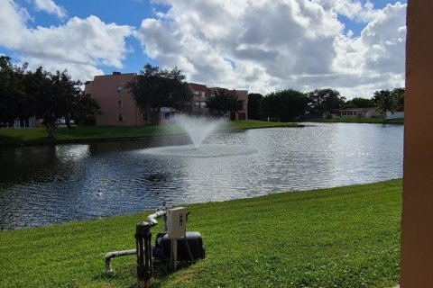 Condo in Sunrise, Florida, 1 bedroom  № 850186 - photo 1