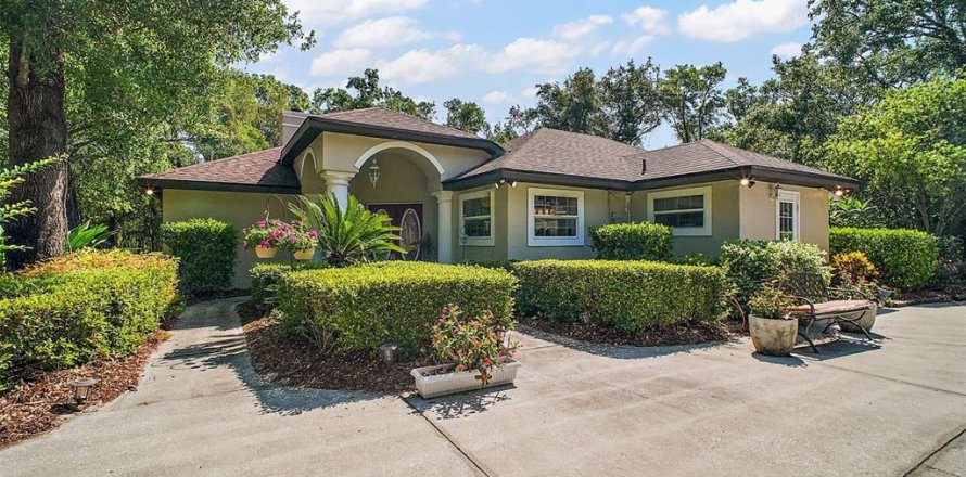 House in Eustis, Florida 5 bedrooms, 297.29 sq.m. № 1754462