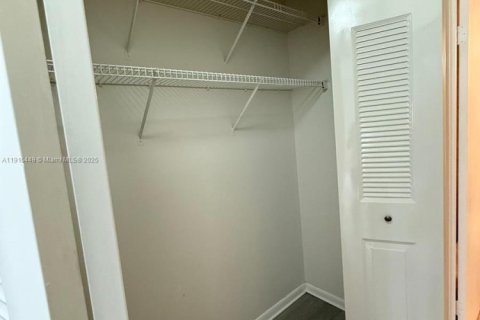 Copropriété à louer à Hollywood, Floride: 2 chambres, 82.13 m2 № 1971600 - photo 13