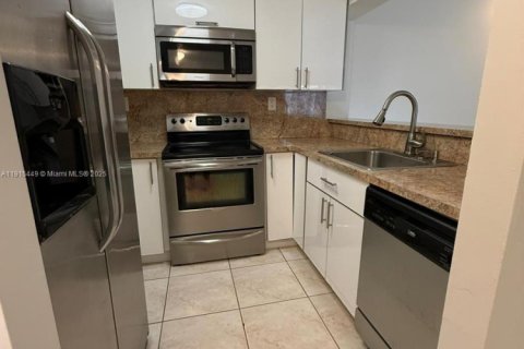 Copropriété à louer à Hollywood, Floride: 2 chambres, 82.13 m2 № 1971600 - photo 2