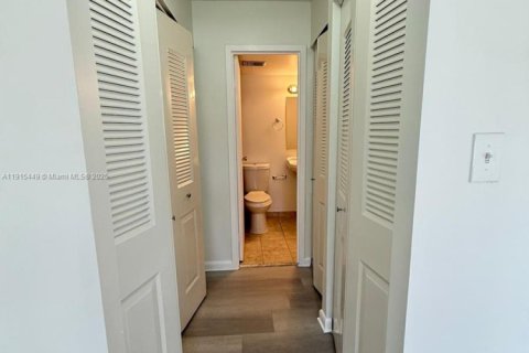 Copropriété à louer à Hollywood, Floride: 2 chambres, 82.13 m2 № 1971600 - photo 11