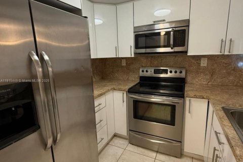 Copropriété à louer à Hollywood, Floride: 2 chambres, 82.13 m2 № 1971600 - photo 1