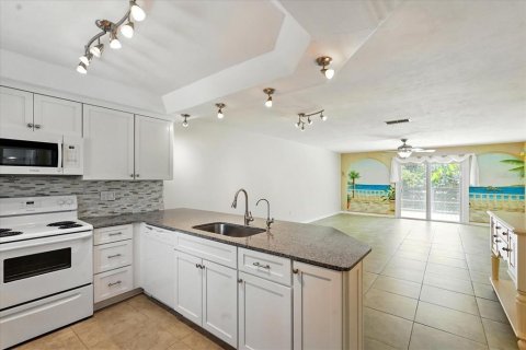 House in Flagler Beach, Florida 2 bedrooms, 118.54 sq.m. № 1681791 - photo 5