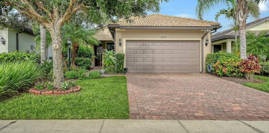 House in Bradenton, Florida 2 bedrooms, 136.57 sq.m. № 2419078