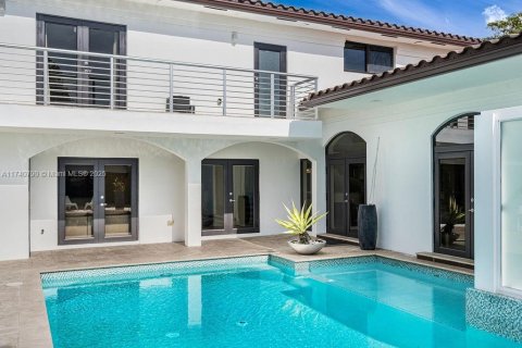 House in Miami, Florida 7 bedrooms, 442.96 sq.m. № 1707175 - photo 16