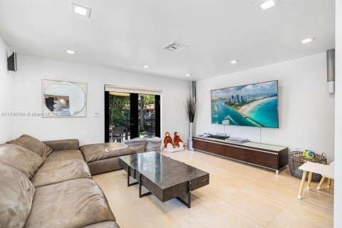 House in Miami, Florida 7 bedrooms, 442.96 sq.m. № 1707175 - photo 26