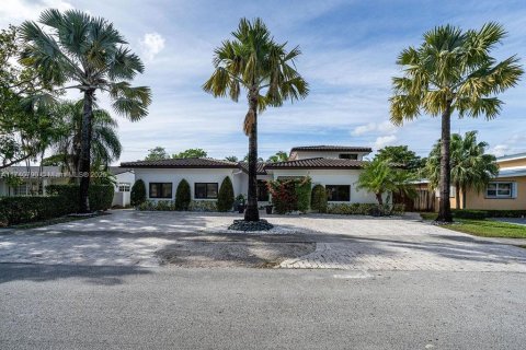 House in Miami, Florida 7 bedrooms, 442.96 sq.m. № 1707175 - photo 28