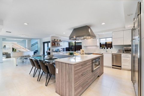 House in Miami, Florida 7 bedrooms, 442.96 sq.m. № 1707175 - photo 11