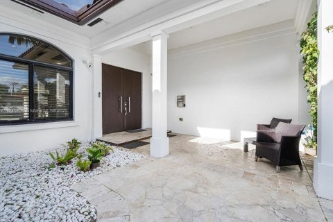 House in Miami, Florida 7 bedrooms, 442.96 sq.m. № 1707175 - photo 30