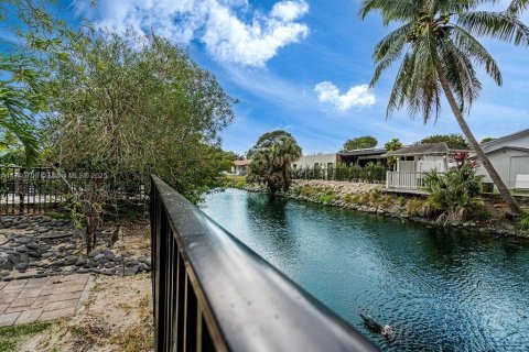 House in Miami, Florida 7 bedrooms, 442.96 sq.m. № 1707175 - photo 21
