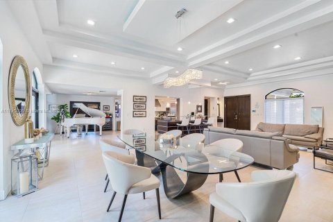 House in Miami, Florida 7 bedrooms, 442.96 sq.m. № 1707175 - photo 2