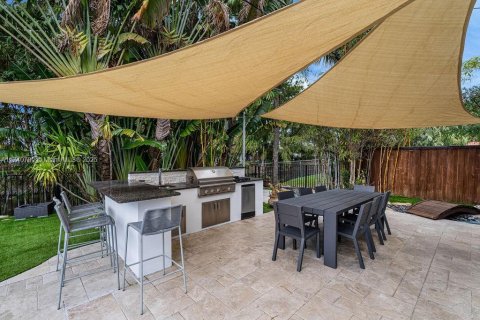House in Miami, Florida 7 bedrooms, 442.96 sq.m. № 1707175 - photo 19
