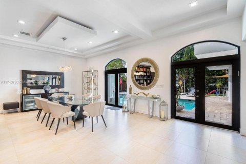House in Miami, Florida 7 bedrooms, 442.96 sq.m. № 1707175 - photo 5