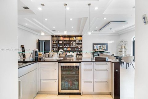 House in Miami, Florida 7 bedrooms, 442.96 sq.m. № 1707175 - photo 13