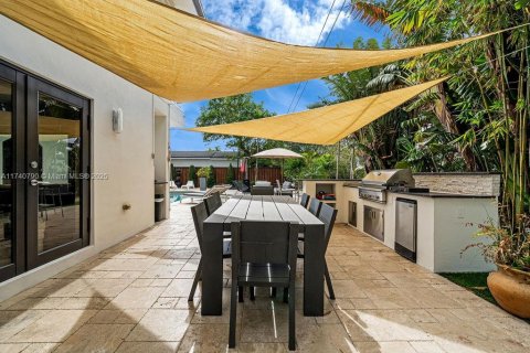 House in Miami, Florida 7 bedrooms, 442.96 sq.m. № 1707175 - photo 20