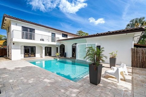 House in Miami, Florida 7 bedrooms, 442.96 sq.m. № 1707175 - photo 14
