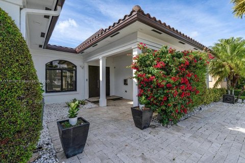 House in Miami, Florida 7 bedrooms, 442.96 sq.m. № 1707175 - photo 27