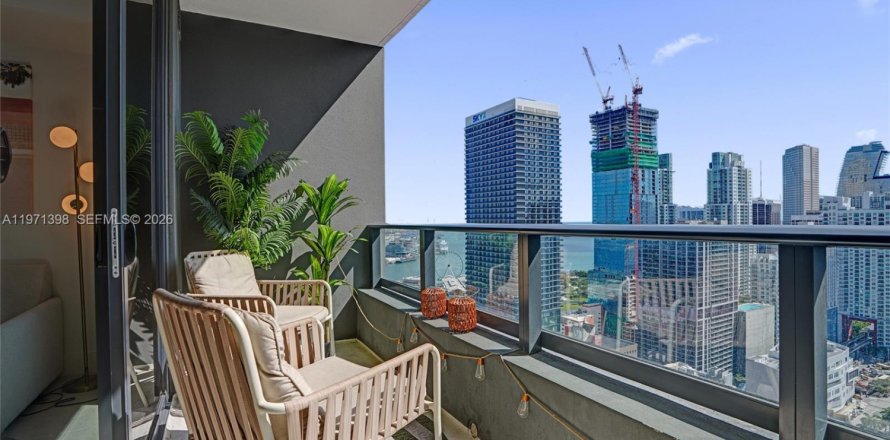 Condominio en Miami, Florida, 1 dormitorio  № 2032153