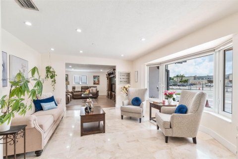 Villa ou maison à vendre à Miami, Floride: 5 chambres, 312.71 m2 № 1739690 - photo 7