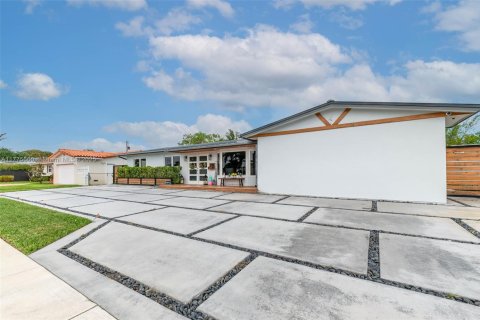 Villa ou maison à vendre à Miami, Floride: 5 chambres, 312.71 m2 № 1739690 - photo 3