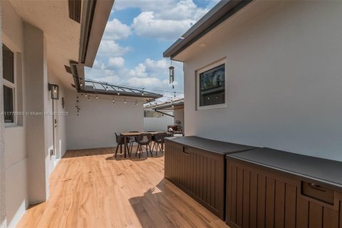 Villa ou maison à vendre à Miami, Floride: 5 chambres, 312.71 m2 № 1739690 - photo 30