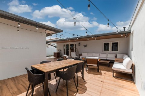 Villa ou maison à vendre à Miami, Floride: 5 chambres, 312.71 m2 № 1739690 - photo 28