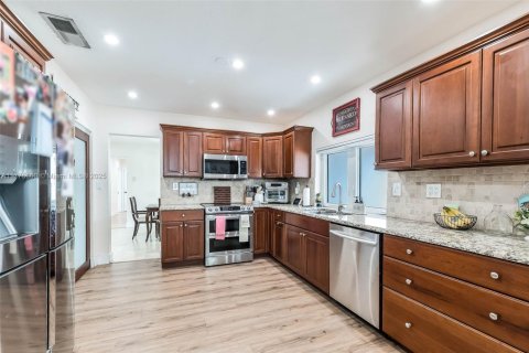 Villa ou maison à vendre à Miami, Floride: 5 chambres, 312.71 m2 № 1739690 - photo 13