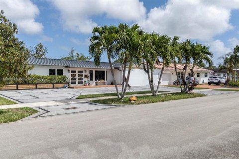 Villa ou maison à vendre à Miami, Floride: 5 chambres, 312.71 m2 № 1739690 - photo 4