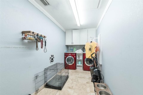 Villa ou maison à vendre à Miami, Floride: 5 chambres, 312.71 m2 № 1739690 - photo 11
