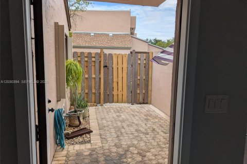 Adosado en venta en Pembroke Pines, Florida, 2 dormitorios, 127.09 m2 № 2085366 - foto 5