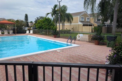 Adosado en venta en Pembroke Pines, Florida, 2 dormitorios, 127.09 m2 № 2085366 - foto 24