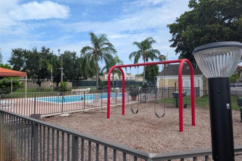 Adosado en venta en Pembroke Pines, Florida, 2 dormitorios, 127.09 m2 № 2085366 - foto 22