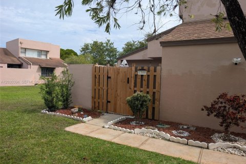 Adosado en Pembroke Pines, Florida 2 dormitorios, 127.09 m2 № 2085366