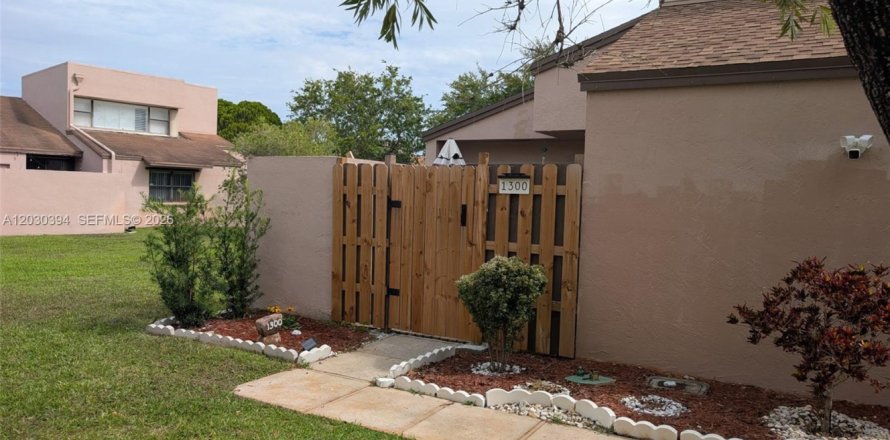 Adosado en Pembroke Pines, Florida 2 dormitorios, 127.09 m2 № 2085366