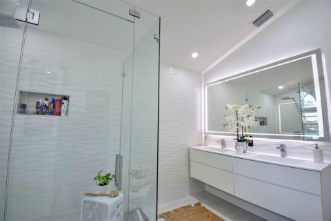 House in Weston, Florida 4 bedrooms, 248.61 sq.m. № 1587045 - photo 9