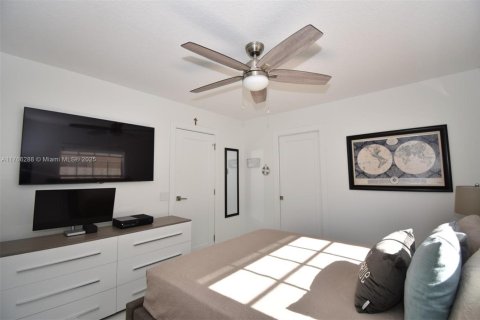 House in Weston, Florida 4 bedrooms, 248.61 sq.m. № 1587045 - photo 16