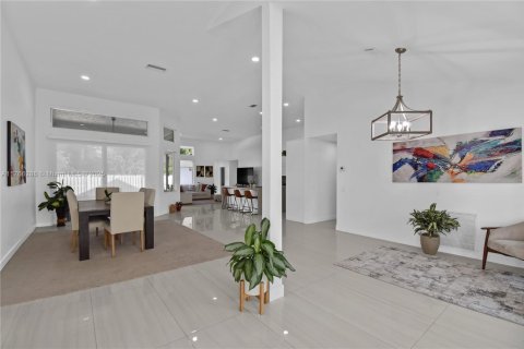 House in Weston, Florida 4 bedrooms, 248.61 sq.m. № 1587045 - photo 2