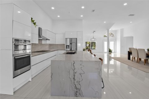 House in Weston, Florida 4 bedrooms, 248.61 sq.m. № 1587045 - photo 4