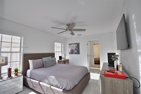 House in Weston, Florida 4 bedrooms, 248.61 sq.m. № 1587045 - photo 14