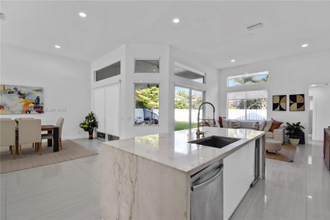 House in Weston, Florida 4 bedrooms, 248.61 sq.m. № 1587045 - photo 3