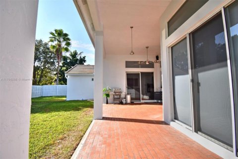 House in Weston, Florida 4 bedrooms, 248.61 sq.m. № 1587045 - photo 24