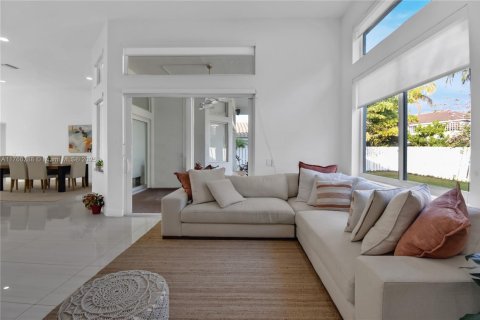House in Weston, Florida 4 bedrooms, 248.61 sq.m. № 1587045 - photo 20
