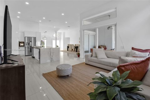 House in Weston, Florida 4 bedrooms, 248.61 sq.m. № 1587045 - photo 10
