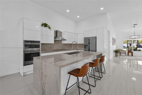 House in Weston, Florida 4 bedrooms, 248.61 sq.m. № 1587045 - photo 1